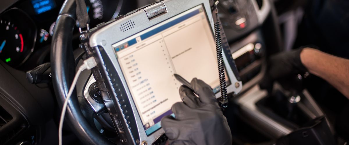 mechanic diagnosing vibration during acceleration